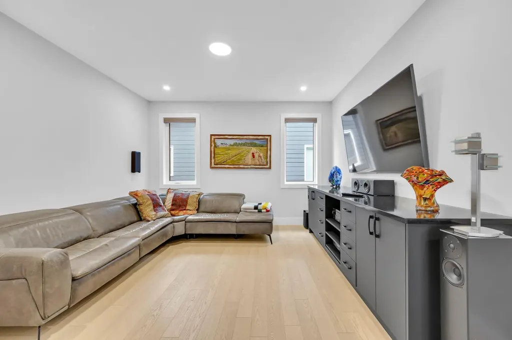 192 Magnolia Manor SE Calgary AB T3M 3J1