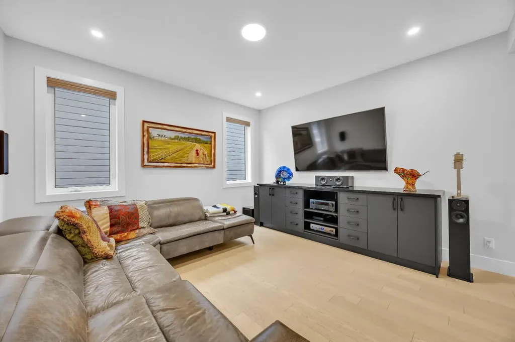 192 Magnolia Manor SE Calgary AB T3M 3J1