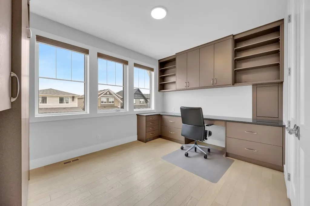 192 Magnolia Manor SE Calgary AB T3M 3J1