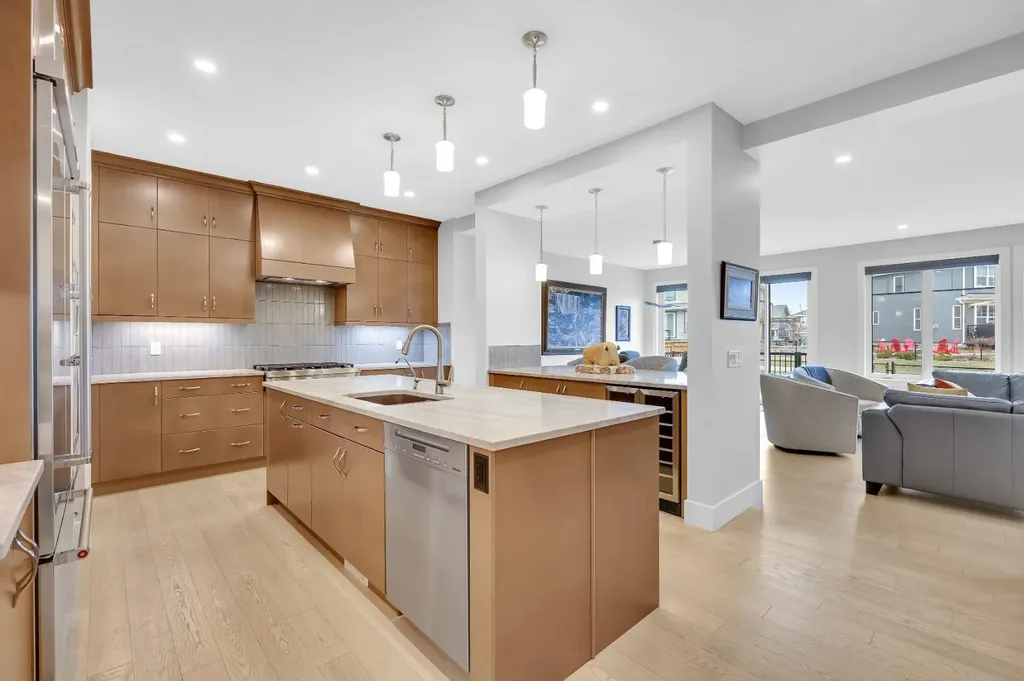 192 Magnolia Manor SE Calgary AB T3M 3J1