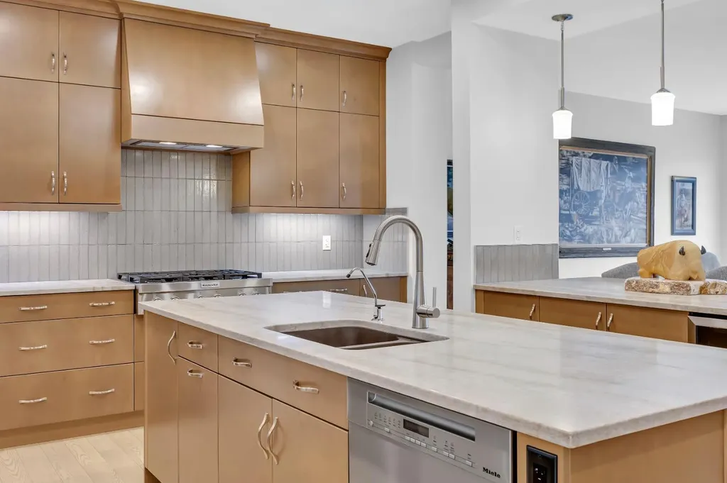 192 Magnolia Manor SE Calgary AB T3M 3J1