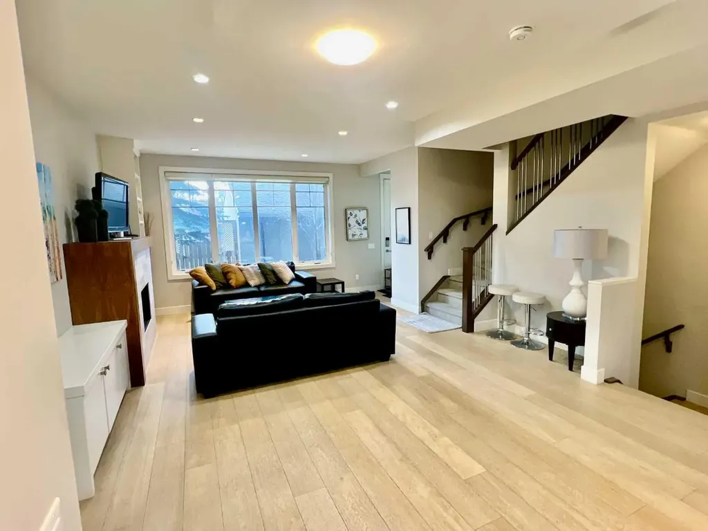 924 3 Avenue NW Calgary AB T2N 0J6