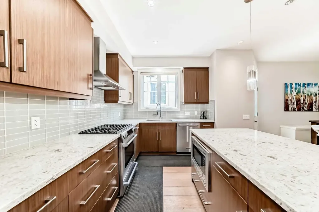 924 3 Avenue NW Calgary AB T2N 0J6