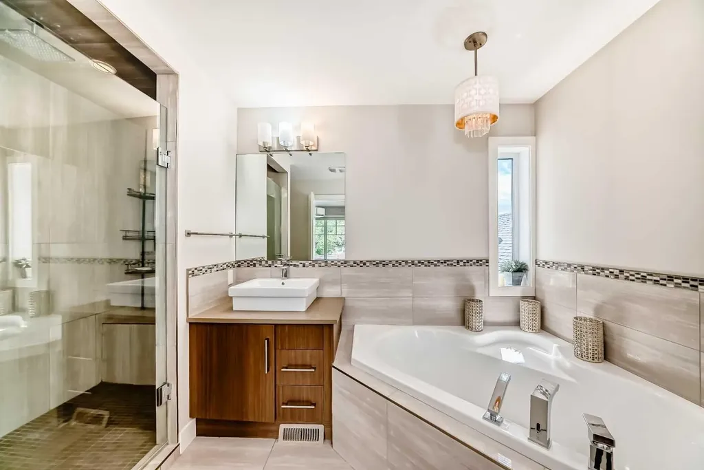 924 3 Avenue NW Calgary AB T2N 0J6