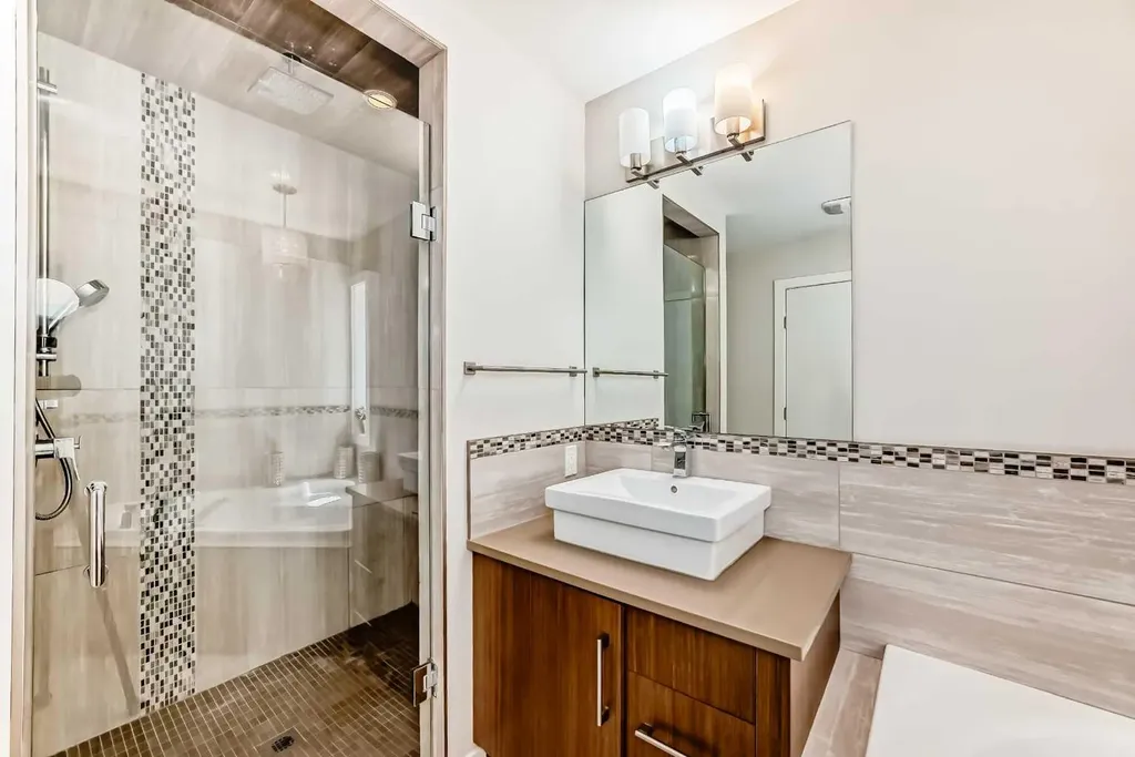 924 3 Avenue NW Calgary AB T2N 0J6