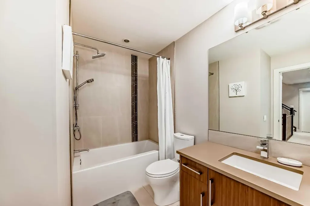 924 3 Avenue NW Calgary AB T2N 0J6