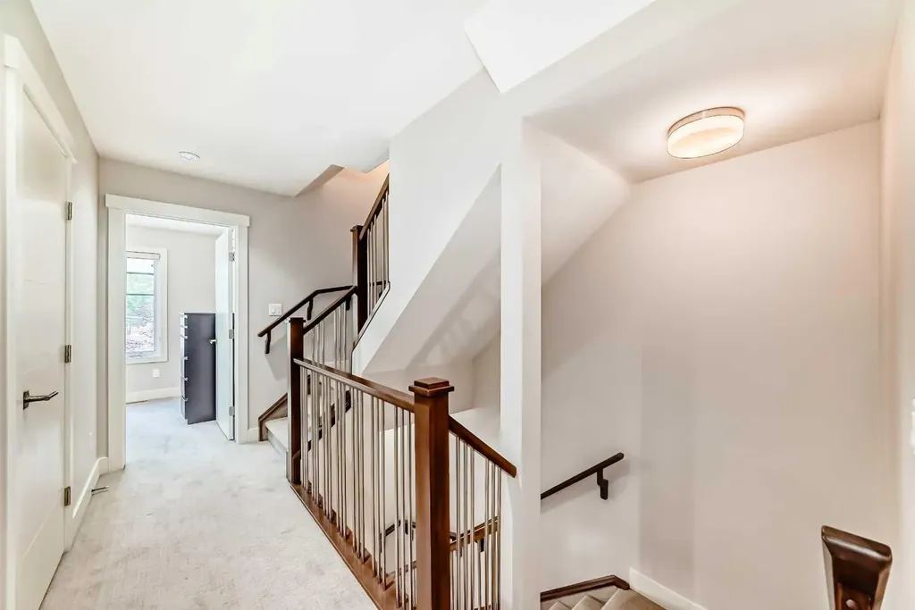 924 3 Avenue NW Calgary AB T2N 0J6