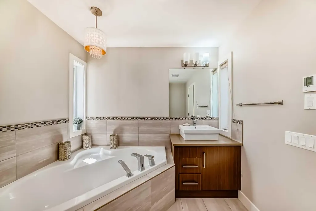 924 3 Avenue NW Calgary AB T2N 0J6