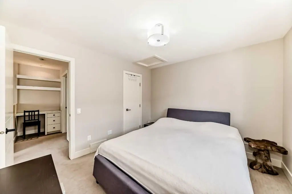 924 3 Avenue NW Calgary AB T2N 0J6