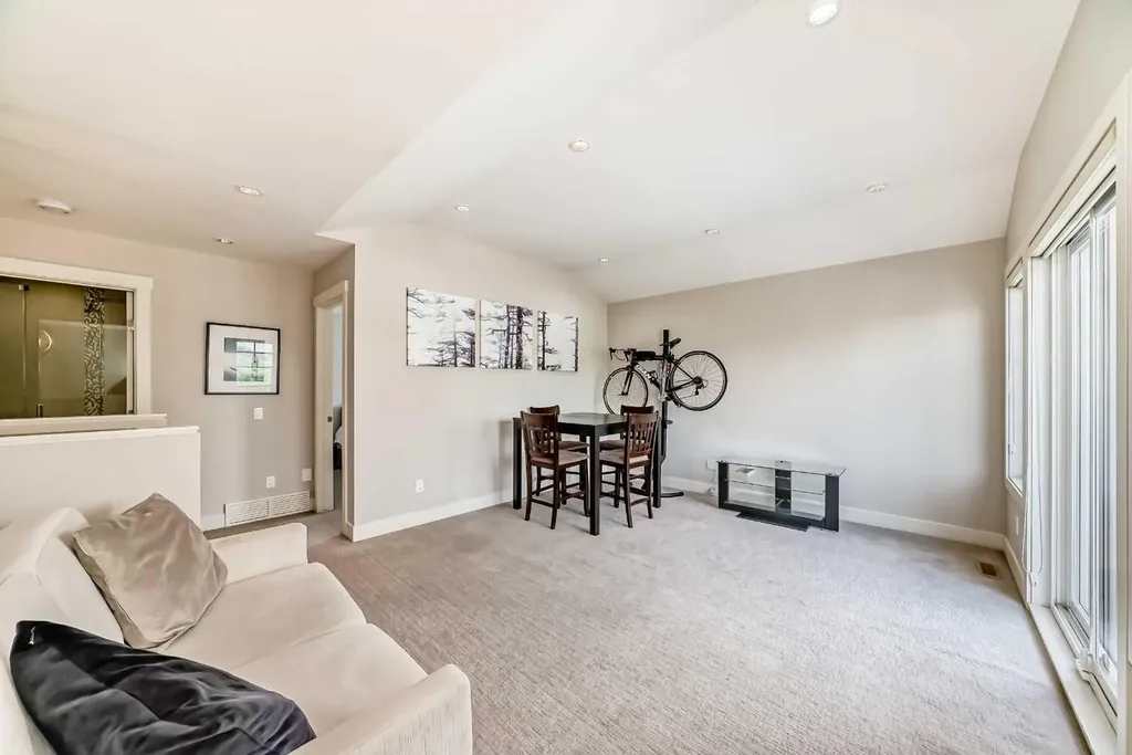 924 3 Avenue NW Calgary AB T2N 0J6