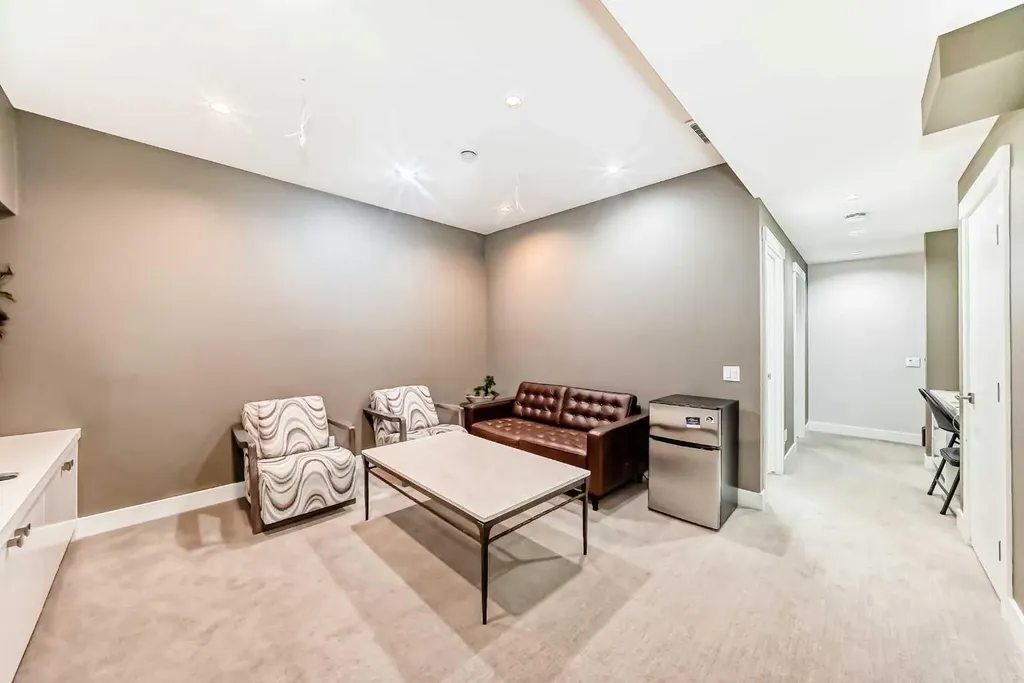 924 3 Avenue NW Calgary AB T2N 0J6