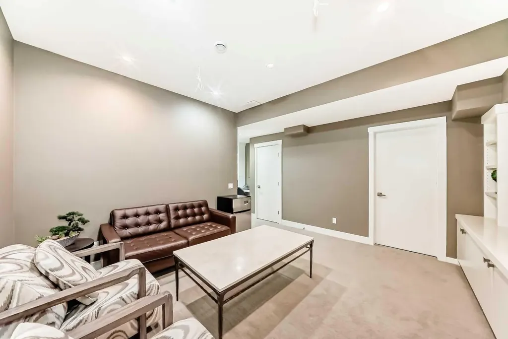 924 3 Avenue NW Calgary AB T2N 0J6