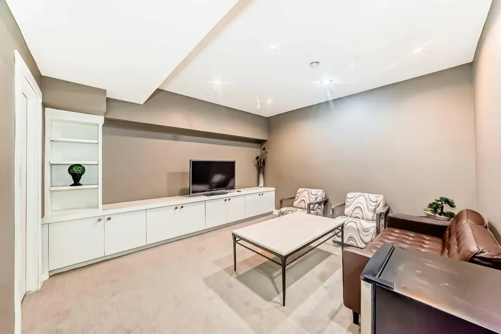 924 3 Avenue NW Calgary AB T2N 0J6