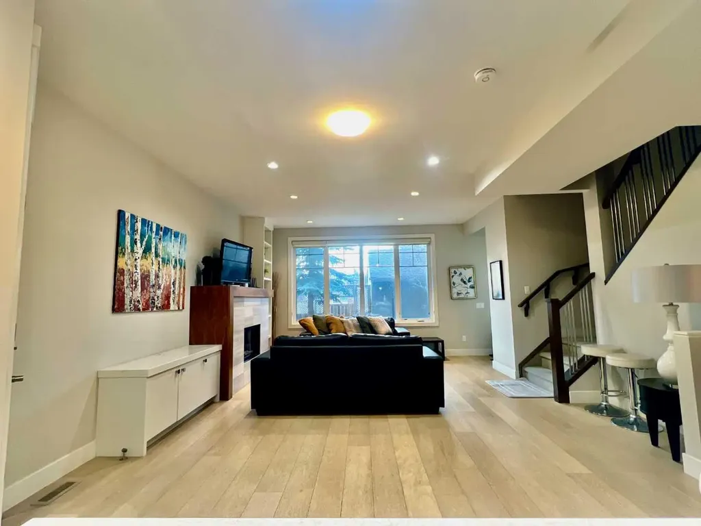 924 3 Avenue NW Calgary AB T2N 0J6