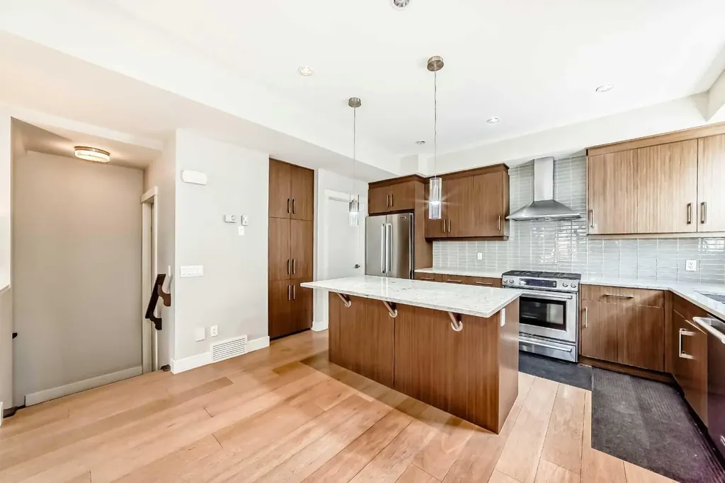 924 3 Avenue NW Calgary AB T2N 0J6