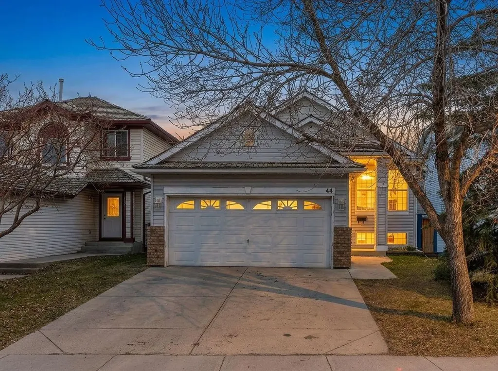 44 Douglas Glen Crescent SE Calgary AB T2Z 3M6