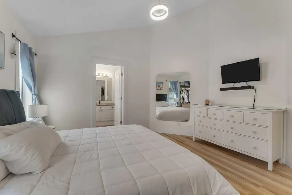 44 Douglas Glen Crescent SE Calgary AB T2Z 3M6