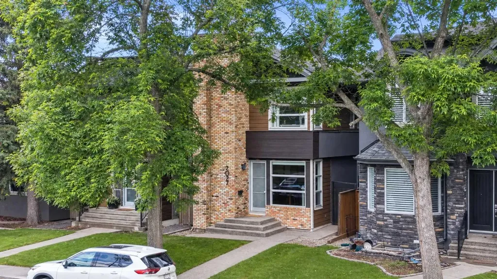 2027 42 Avenue SW Calgary AB T2T 2M8