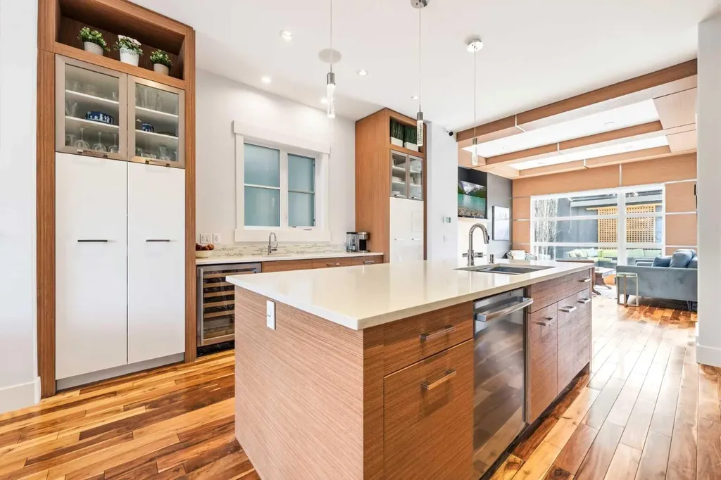 2027 42 Avenue SW Calgary AB T2T 2M8