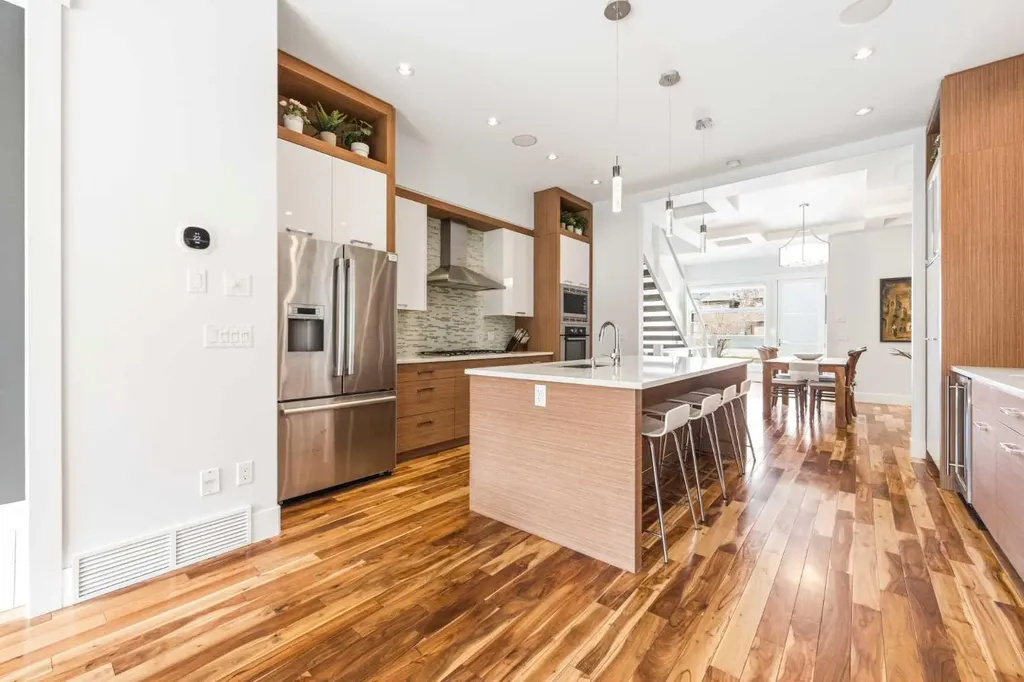 2027 42 Avenue SW Calgary AB T2T 2M8