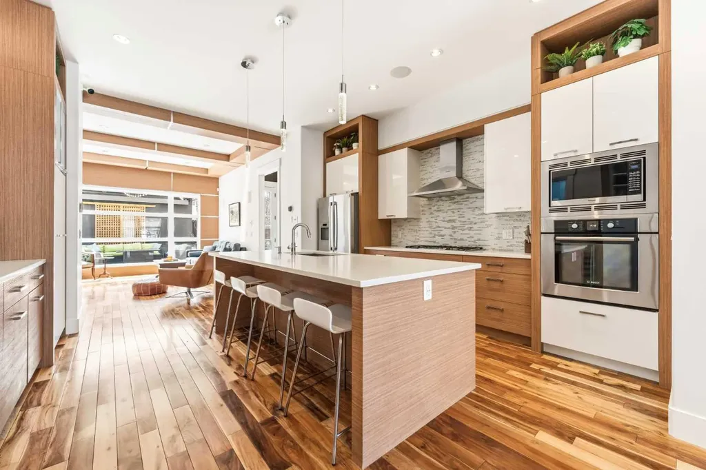 2027 42 Avenue SW Calgary AB T2T 2M8