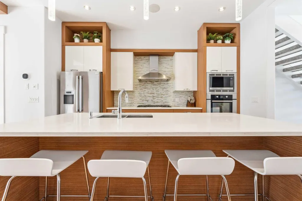 2027 42 Avenue SW Calgary AB T2T 2M8