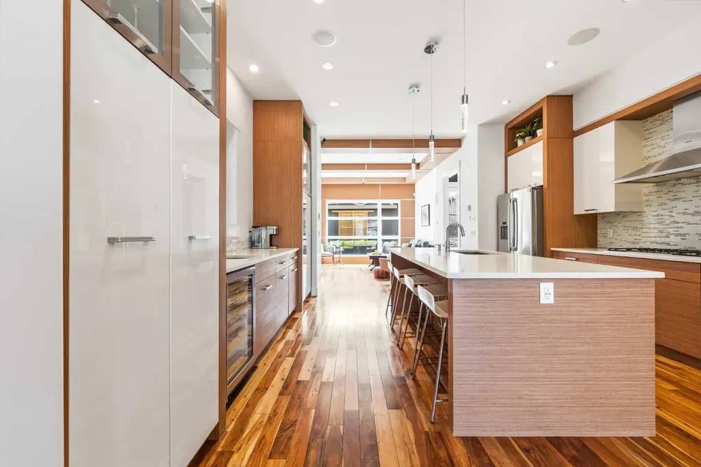2027 42 Avenue SW Calgary AB T2T 2M8