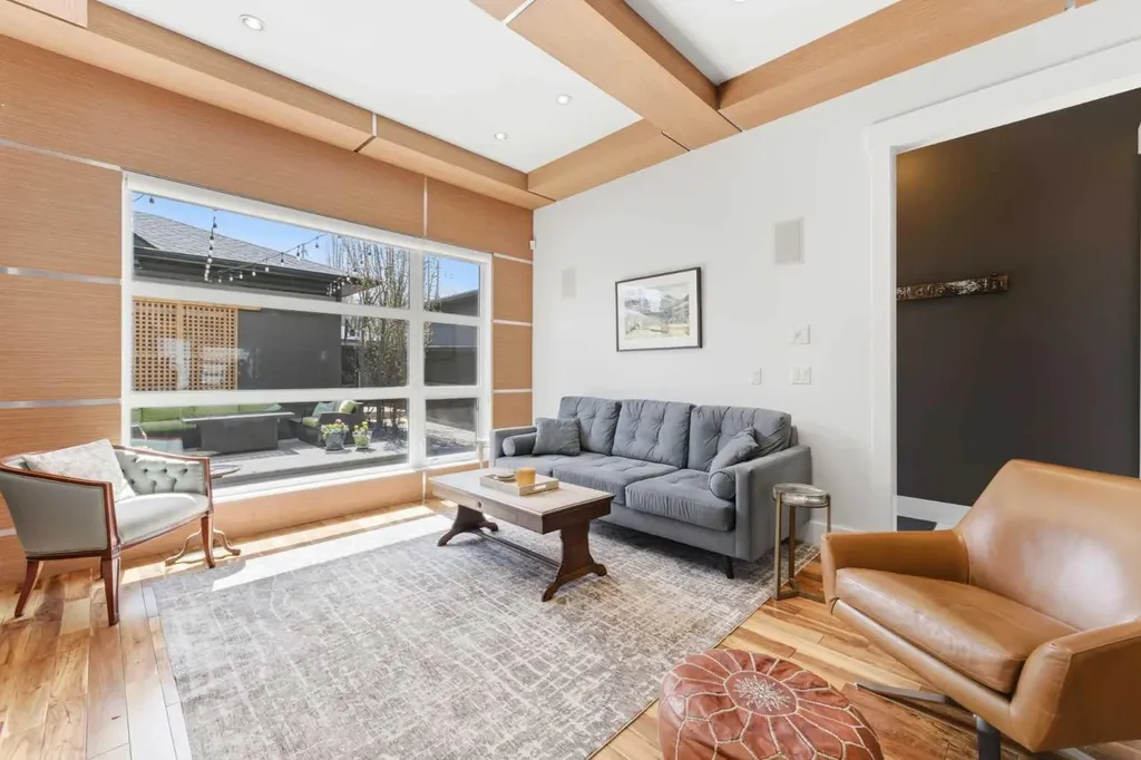 2027 42 Avenue SW Calgary AB T2T 2M8