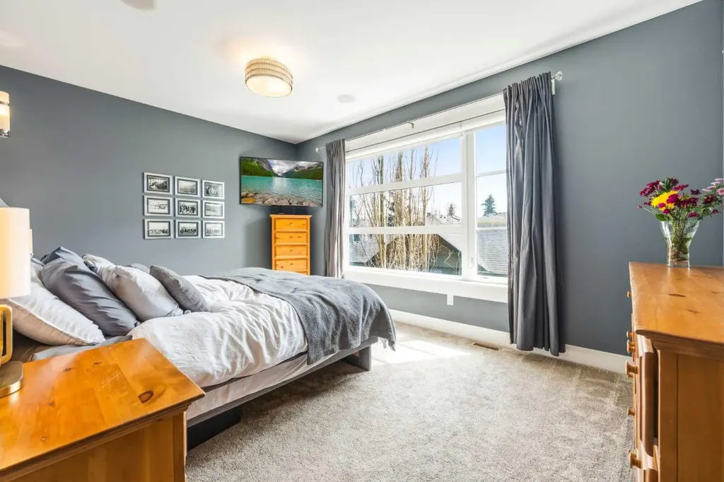 2027 42 Avenue SW Calgary AB T2T 2M8