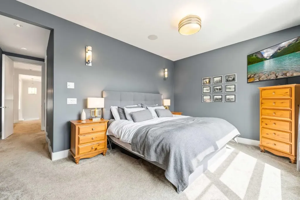 2027 42 Avenue SW Calgary AB T2T 2M8