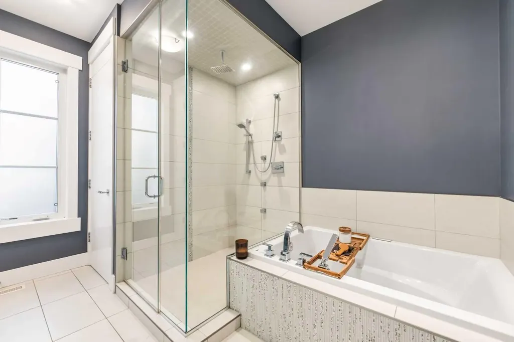 2027 42 Avenue SW Calgary AB T2T 2M8