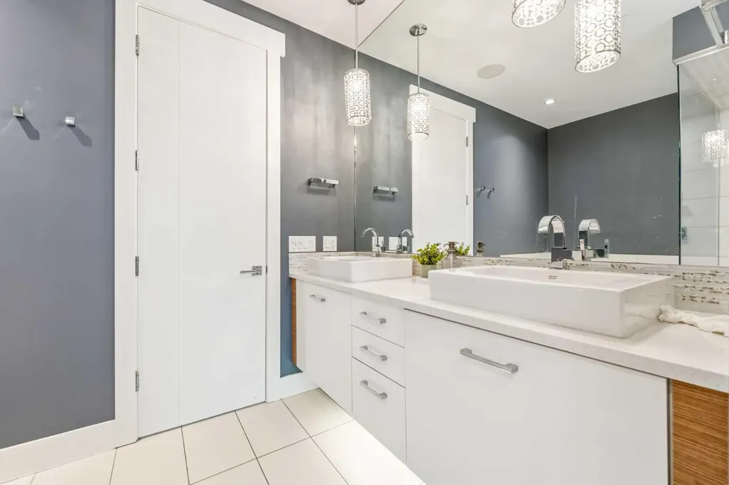 2027 42 Avenue SW Calgary AB T2T 2M8