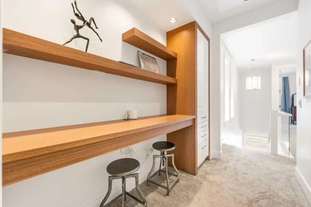 2027 42 Avenue SW Calgary AB T2T 2M8