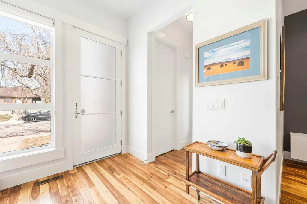 2027 42 Avenue SW Calgary AB T2T 2M8