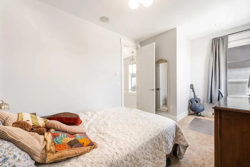 2027 42 Avenue SW Calgary AB T2T 2M8