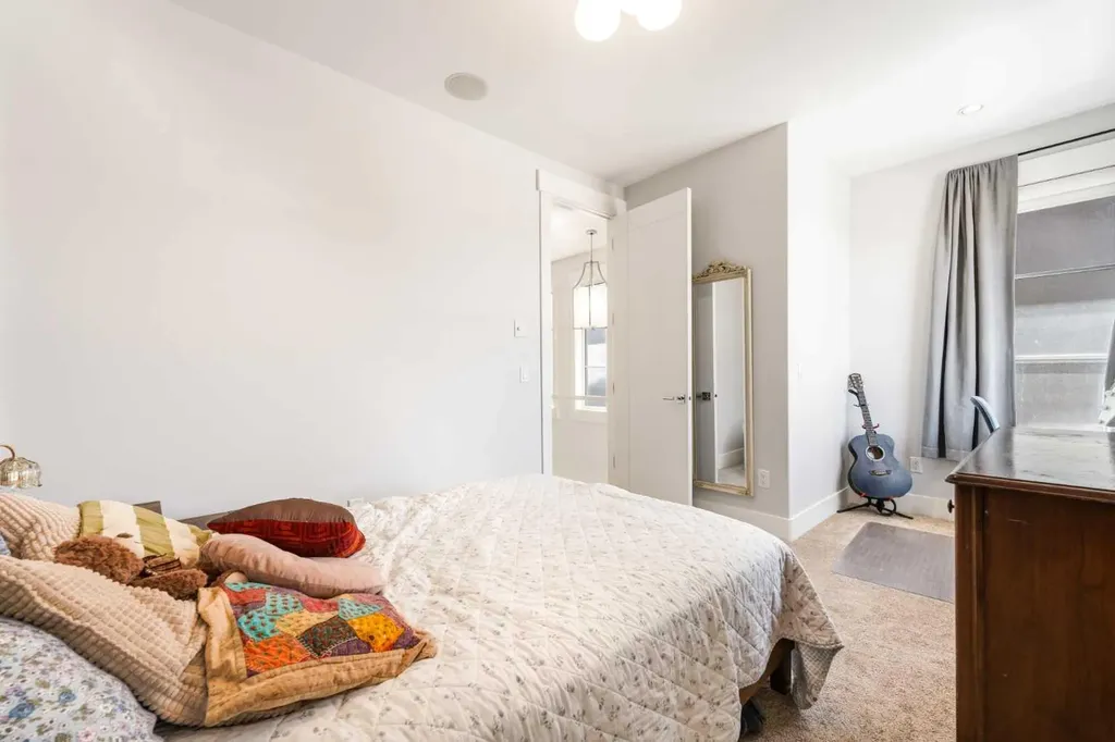 2027 42 Avenue SW Calgary AB T2T 2M8