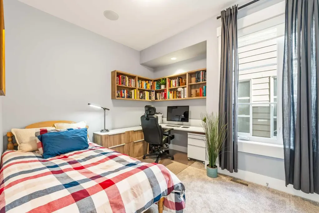 2027 42 Avenue SW Calgary AB T2T 2M8