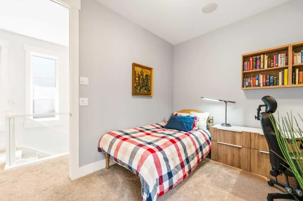 2027 42 Avenue SW Calgary AB T2T 2M8