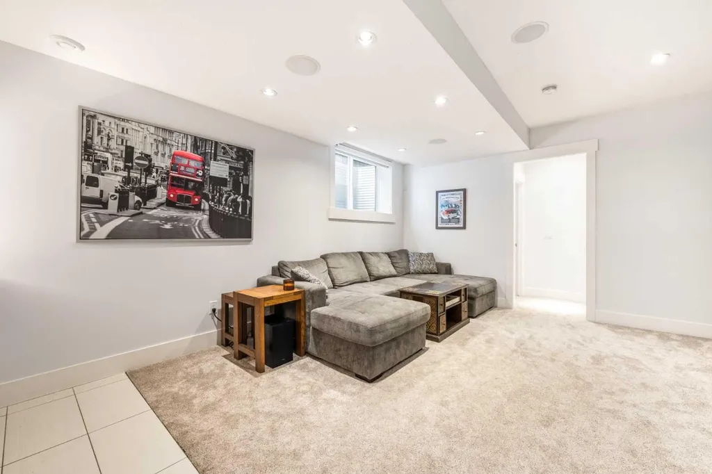 2027 42 Avenue SW Calgary AB T2T 2M8