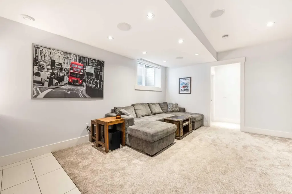 2027 42 Avenue SW Calgary AB T2T 2M8