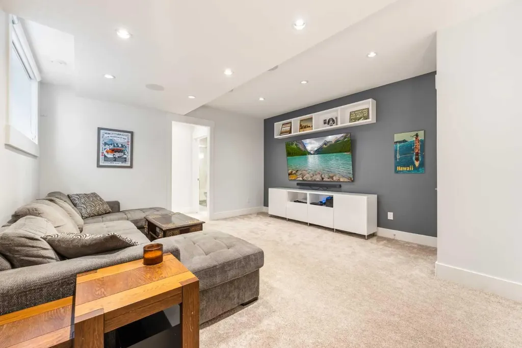 2027 42 Avenue SW Calgary AB T2T 2M8