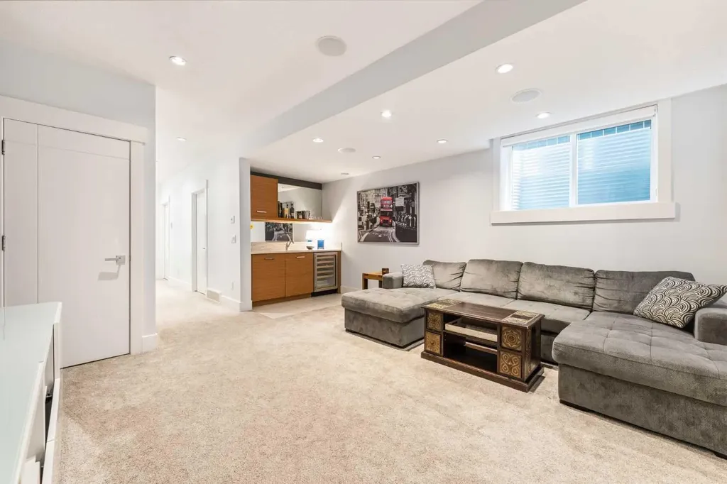 2027 42 Avenue SW Calgary AB T2T 2M8