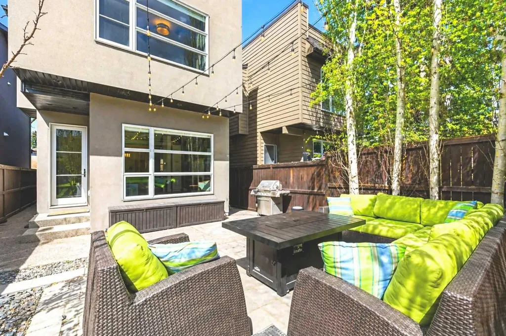 2027 42 Avenue SW Calgary AB T2T 2M8