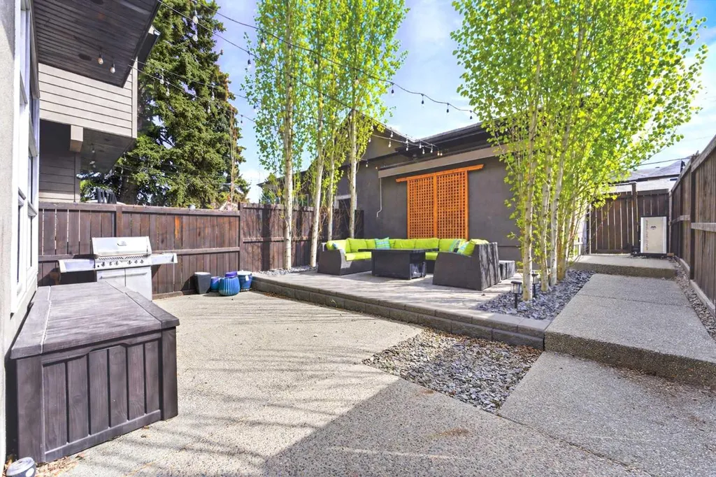 2027 42 Avenue SW Calgary AB T2T 2M8