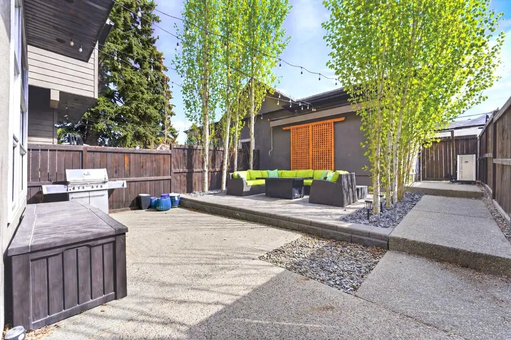 2027 42 Avenue SW Calgary AB T2T 2M8