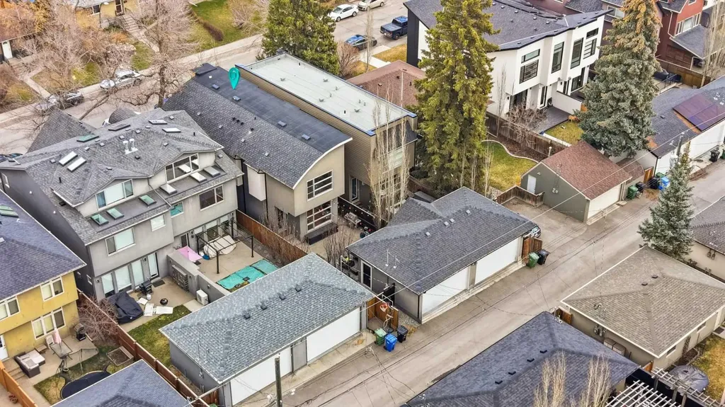 2027 42 Avenue SW Calgary AB T2T 2M8