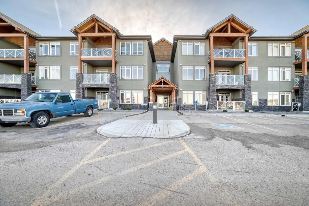 1005B Westmount Drive Strathmore AB T1P 0C3