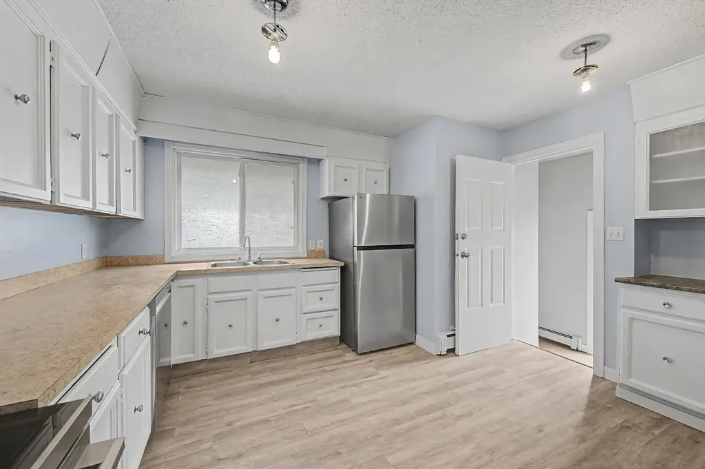 4004 79 Street NW Calgary AB t3b2n8