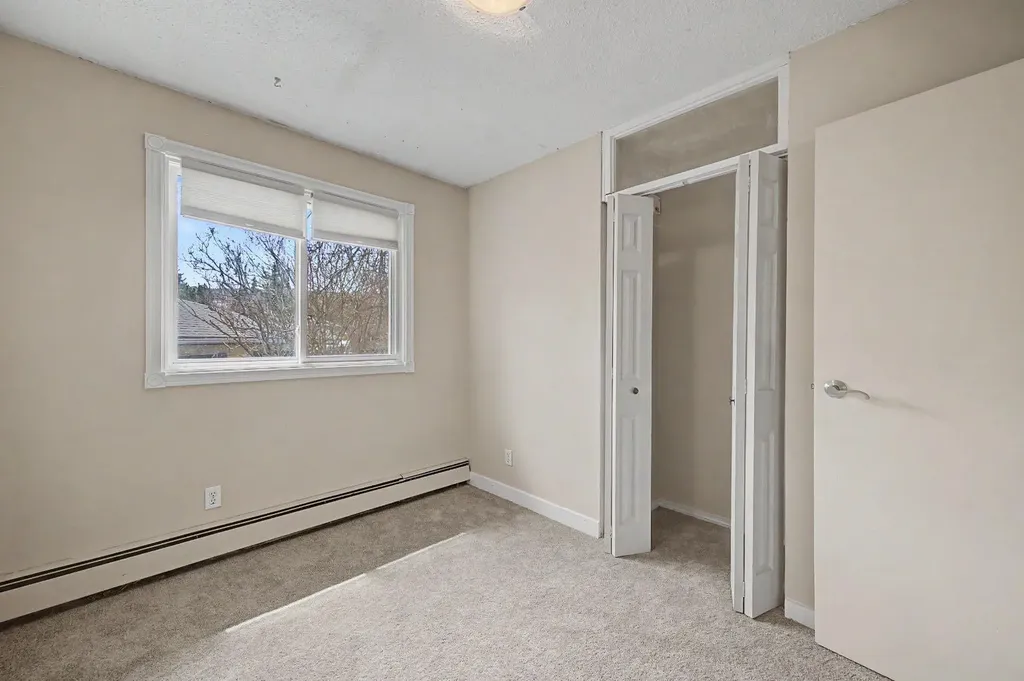 4004 79 Street NW Calgary AB t3b2n8