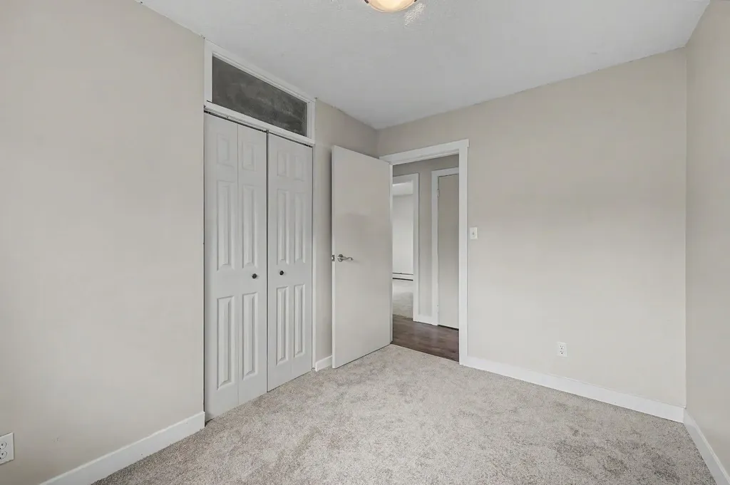 4004 79 Street NW Calgary AB t3b2n8